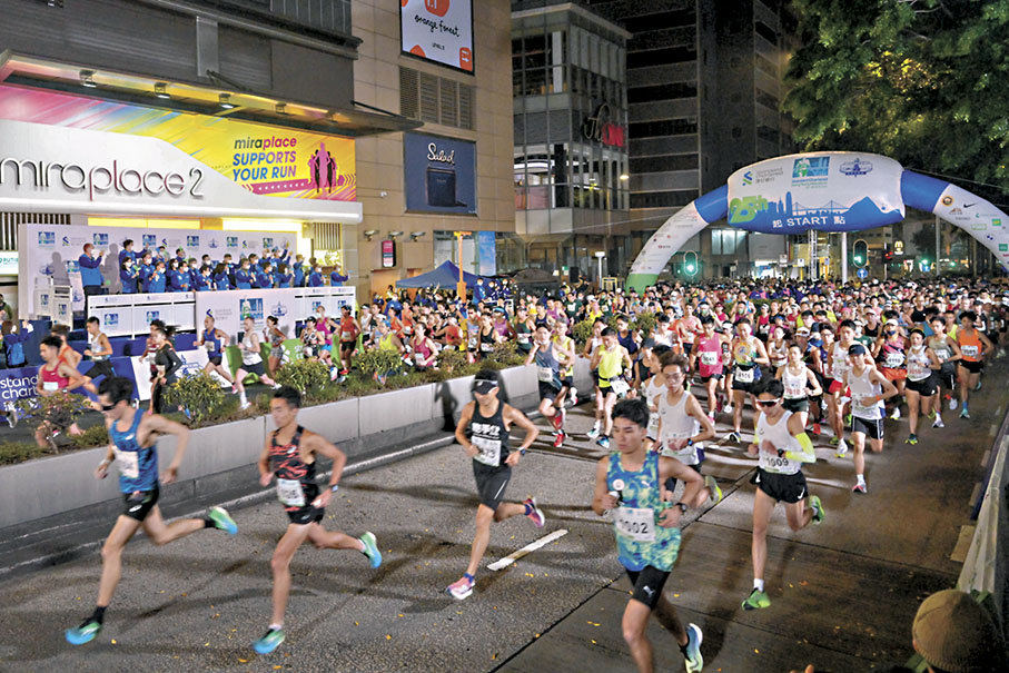 ◆「渣打香港馬拉松2024」將於周日舉行，港九新界多個路段將於周六晚上分階段封路。圖為去年渣打香港馬拉松全馬賽事起跑。 資料圖片