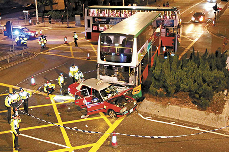 ◆灣仔前晚發生城巴與的士相撞嚴重車禍，釀成兩死一傷；警方封鎖現場調查意外原因。