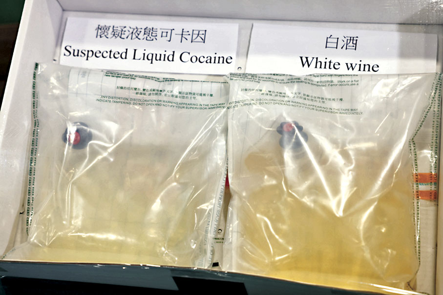 ◆毒販將可卡因液化（左）後，外觀上與白酒（右）無差別。 香港文匯報記者劉友光 攝