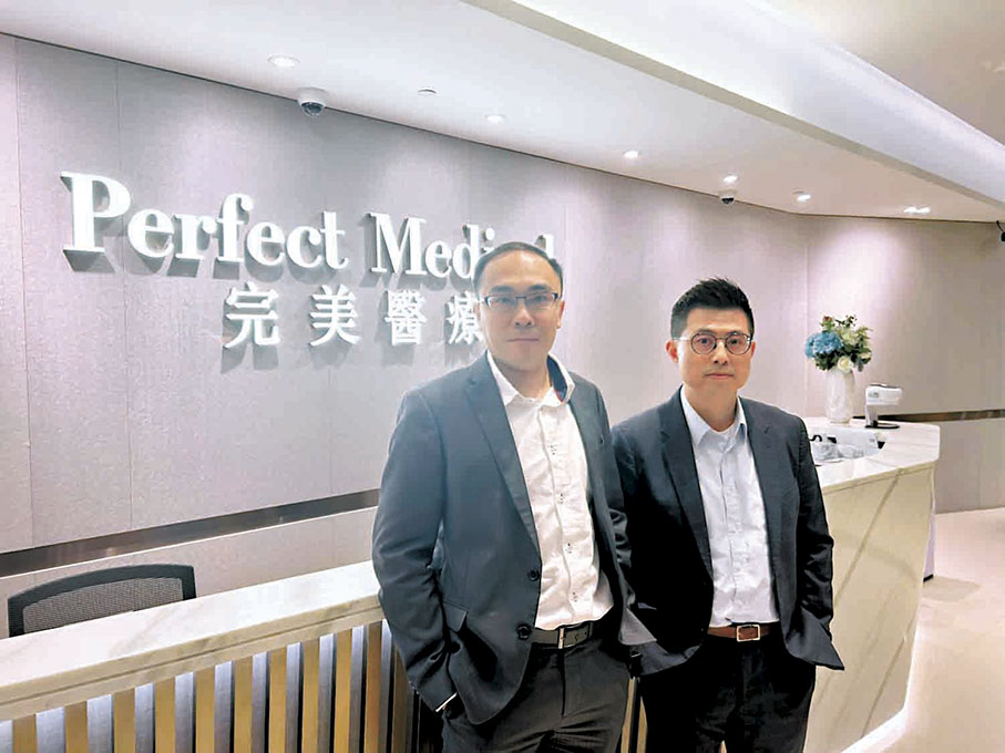 ◆完美醫療投資者關係總監郭彥勤（左）和執行董事及首席財務官蘇顯龍　 香港文匯報記者莊程敏  攝