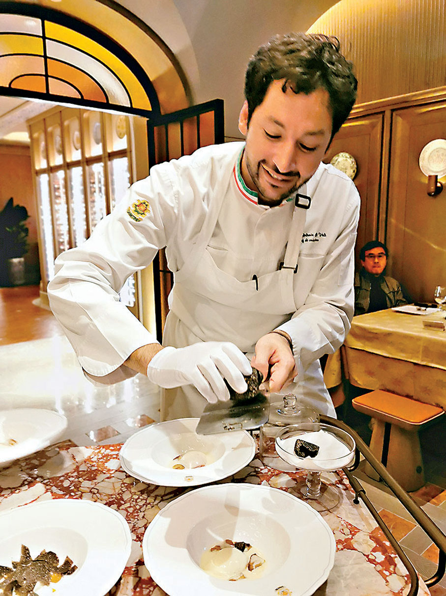 ◆意大利主廚Marco Antonio Li Voti為菜品刨上黑松露。