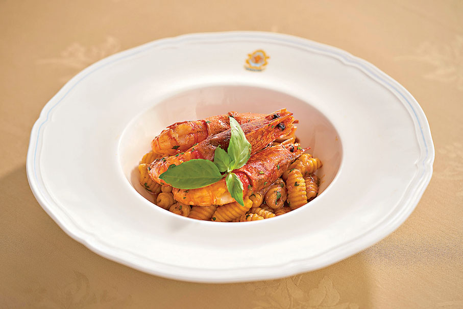 ◆自家製貝殼粉配有意式西西里紅蝦及香草蕃茄汁。餐廳供圖