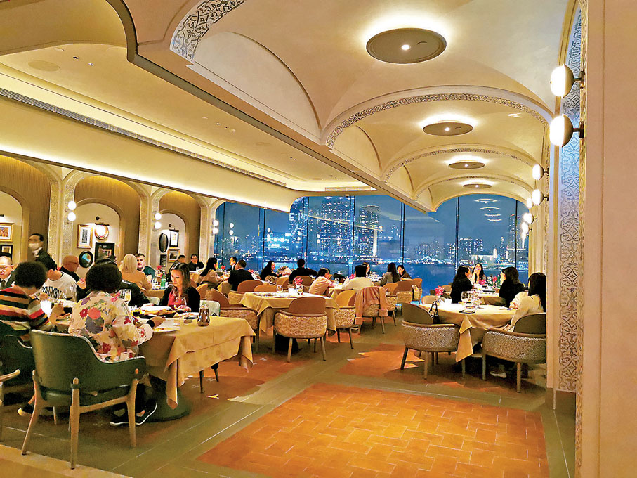 ◆賓客在Sabatini意大利餐廳感受愜意夜晚。