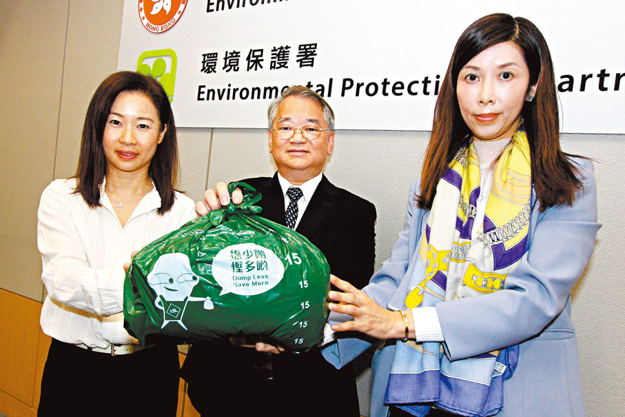 ◆左起：環保署助理署長胡勁欣、署長徐浩光、助理署長區詩敏。香港文匯報記者黃艾力 攝