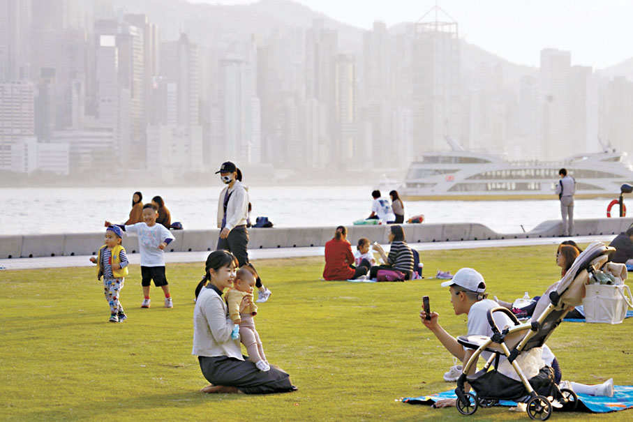 ◆ECA International發布全球宜居城市排名顯示，香港2023年的排名回升至第七十七位。圖為市民在西九海濱公園休閒玩樂。資料圖片