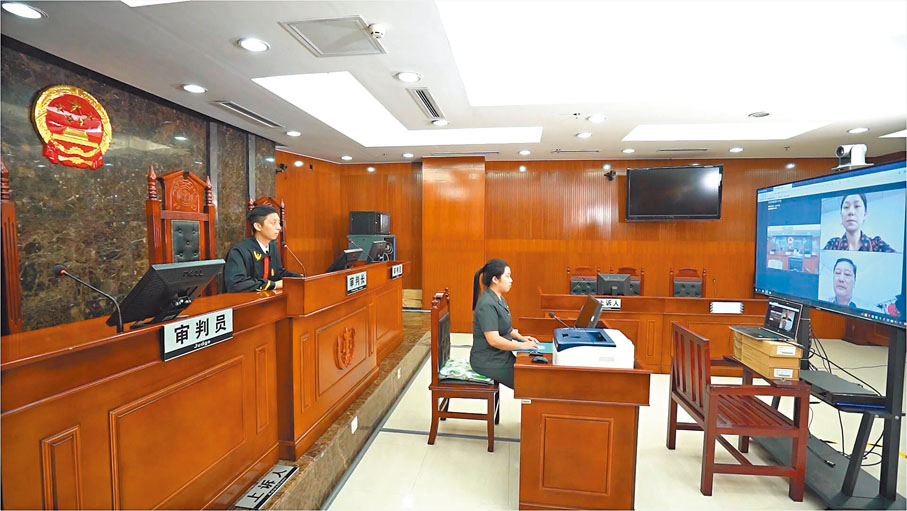 ◆香港當事人和委託律師在廣州中院法官的見證下完成線上授權委託。 香港文匯報廣州傳真