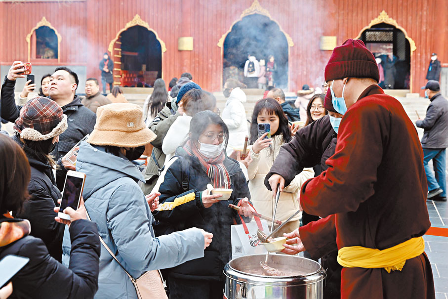 ◆1月18日，農曆臘月初八，民眾在北京雍和宮領取臘八粥。  中新社