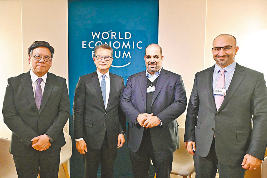 ◆陳茂波在瑞士達沃斯出席世界經濟論壇年會。圖示陳茂波（左二）和丘應樺（左一）與巴林財政與國民經濟部部長Shaikh Salman bin Khalifa Al Khalifa（右二）和巴林工商部長Abdulla Adel Fakhro（右一）會面。