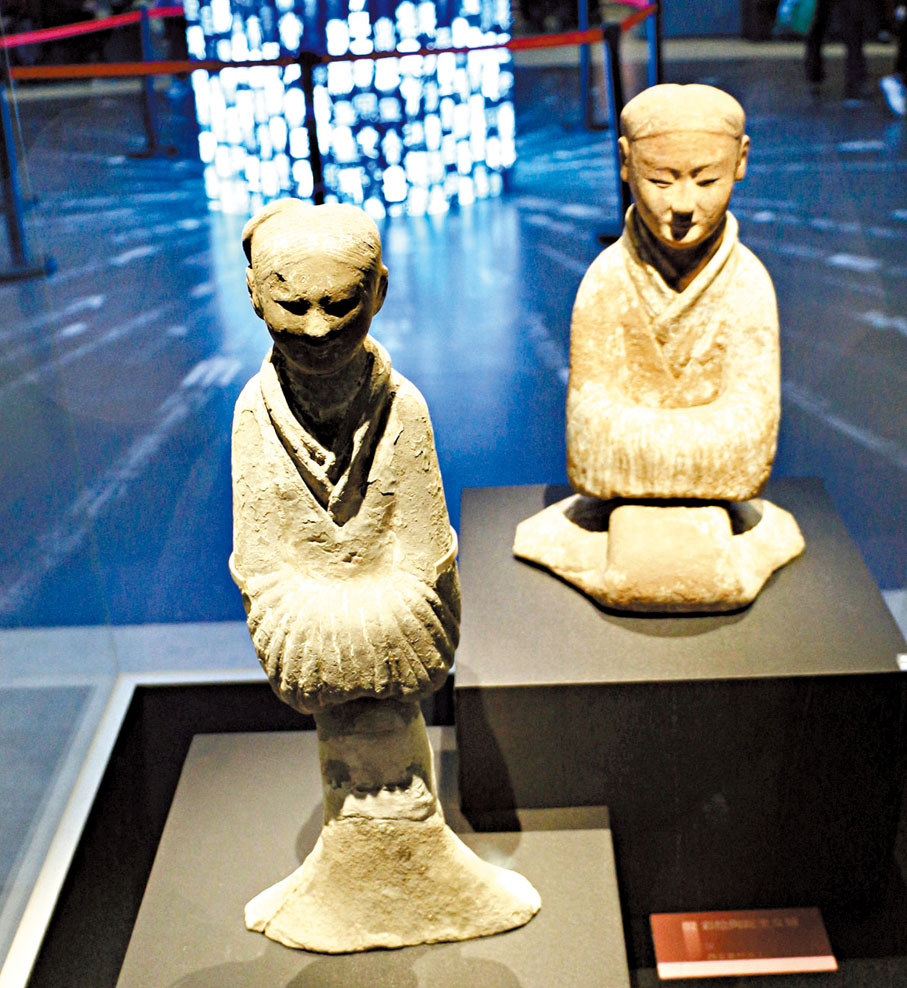 ◆漢彩繪陶女立俑（左）和漢彩繪跽坐女俑