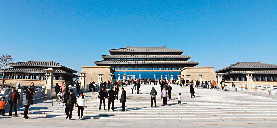 ◆陝西歷史博物館秦漢館試開放，迎來大批參觀者。