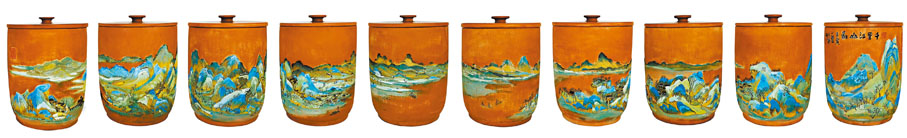 ◆紅泥燒製的《千里江山圖》套罐，群山的陡峭雄峻在立體透視中完美呈現。 受訪者供圖