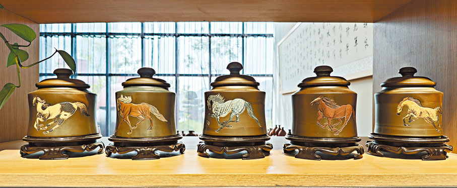 ◆《八駿圖土陶壺》系列曾作為伴手禮饋贈香港賽馬選手。