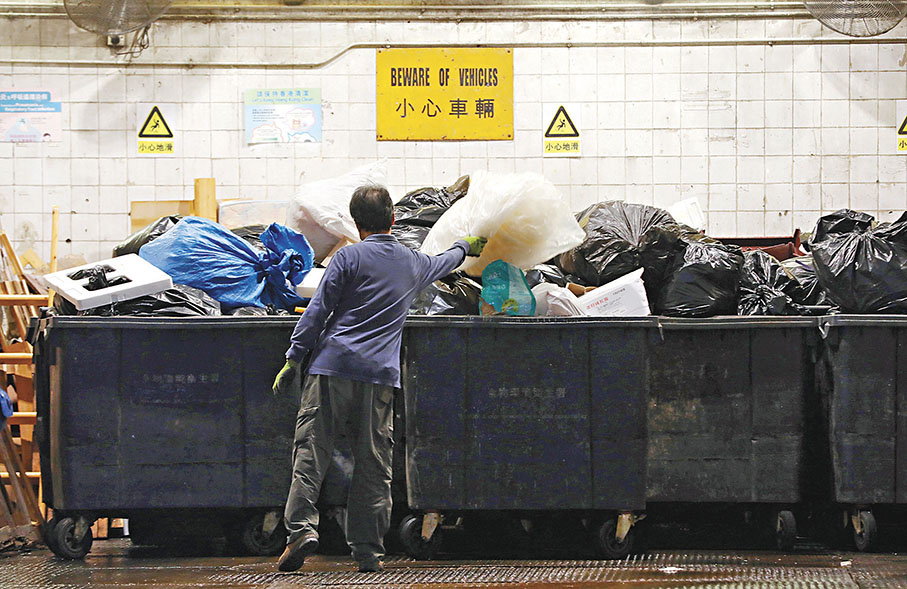 ◆香港特區垃圾收費計劃的法定生效日期將延至8月1日正式實施，政府部門及樓宇則在4月1日起先行先試，以向公眾展示實際操作情況。 香港文匯報記者萬霜靈  攝