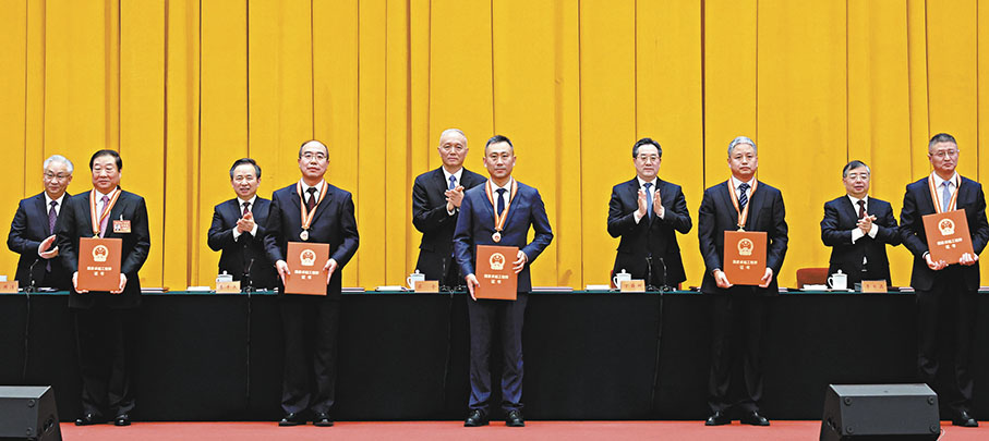◆「國家工程師獎」表彰大會在北京召開，81名個人被嘉許為「國家卓越工程師」，50個團隊被授予「國家卓越工程師團隊」稱號。     新華社