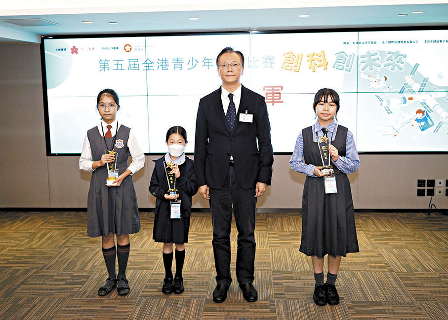 ◆婁冰副總經理﹙左三﹚為獲得冠軍的同學頒獎。左四為劉昕喬同學。
