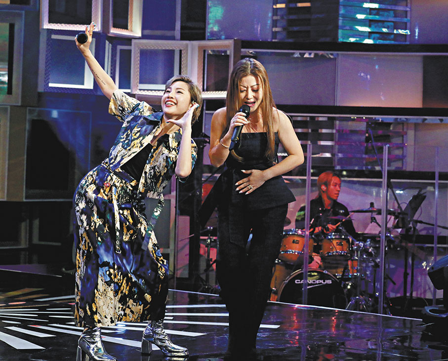 ◆陳俞霏(左)與李佳合唱《姊妹》。