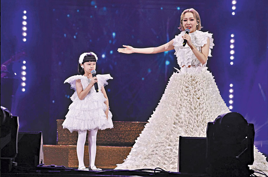 ◆關心妍與女兒再在舞台上表演。