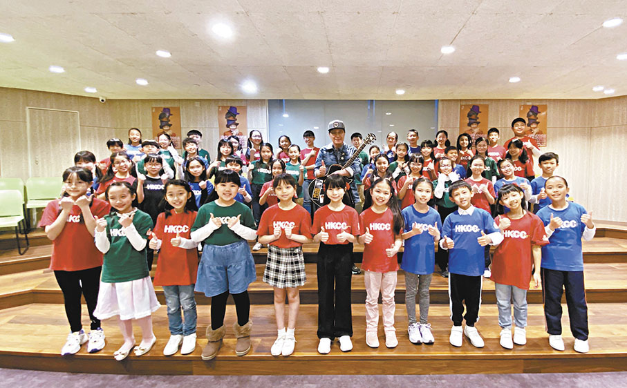 ◆許冠傑與香港兒童合唱團成員合照。
