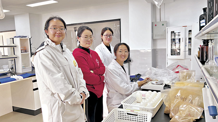 ◆「小院三代」的同學們在新建成的實驗室裏做實驗。   香港文匯報記者譚旻煦 攝