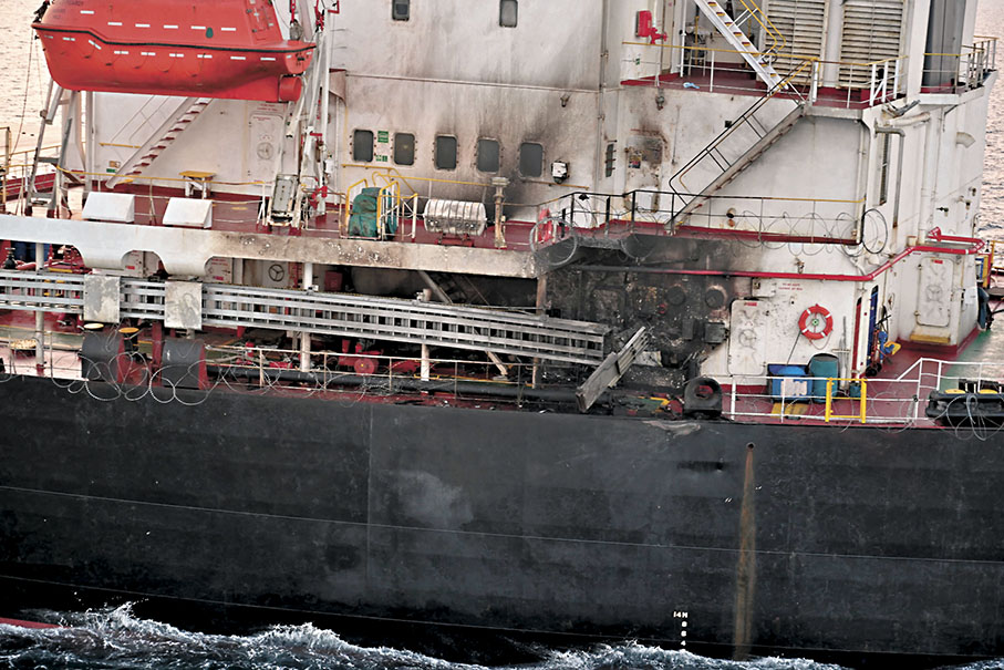 ◆一艘美貨輪在亞丁灣遭無人機襲擊損毀。 法新社