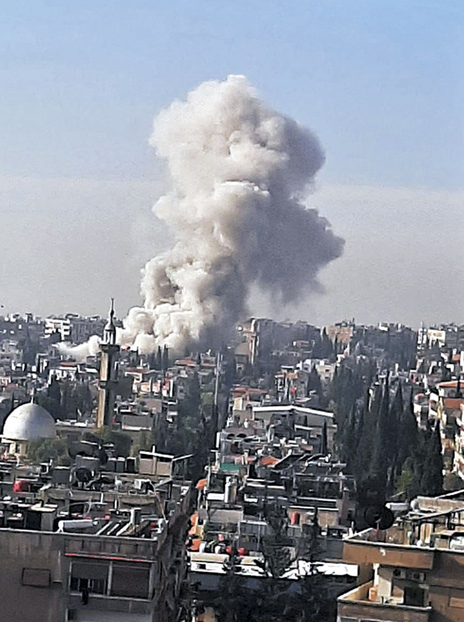 ◆ 以軍發射導彈襲擊大馬士革，現場冒出濃煙。 路透社