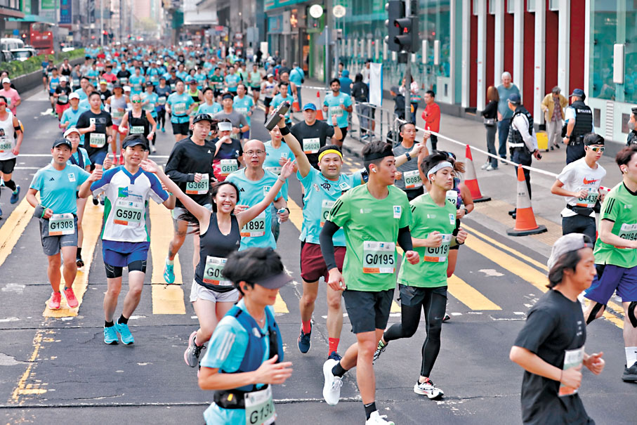 ◆6.7萬名跑手分別參與全馬、半馬及10公里賽事。 香港文匯報記者黃艾力 攝