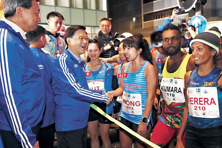◆李家超在尖沙咀起步點與參賽健兒握手交流。 Fb圖片