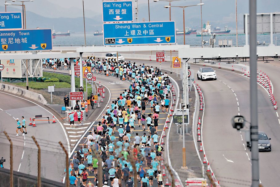 ◆西隧港島出口的長命斜人多路窄。香港文匯報記者黃艾力 攝