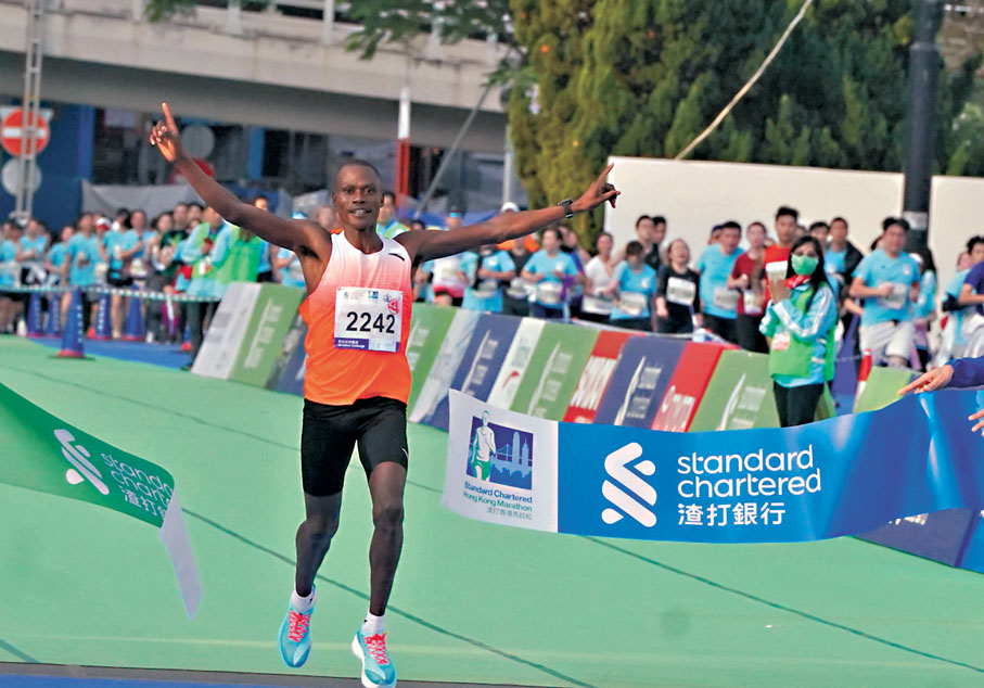 ◆肯亞選手Seroi Anderson Saitoti 以2小時12分51秒取得全馬男子組冠軍。香港文匯報記者張發兒  攝