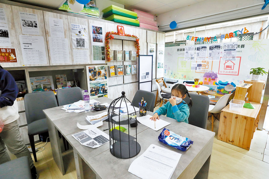 ◆小朋友可在大堂寫功課。 香港文匯報記者郭木又  攝
