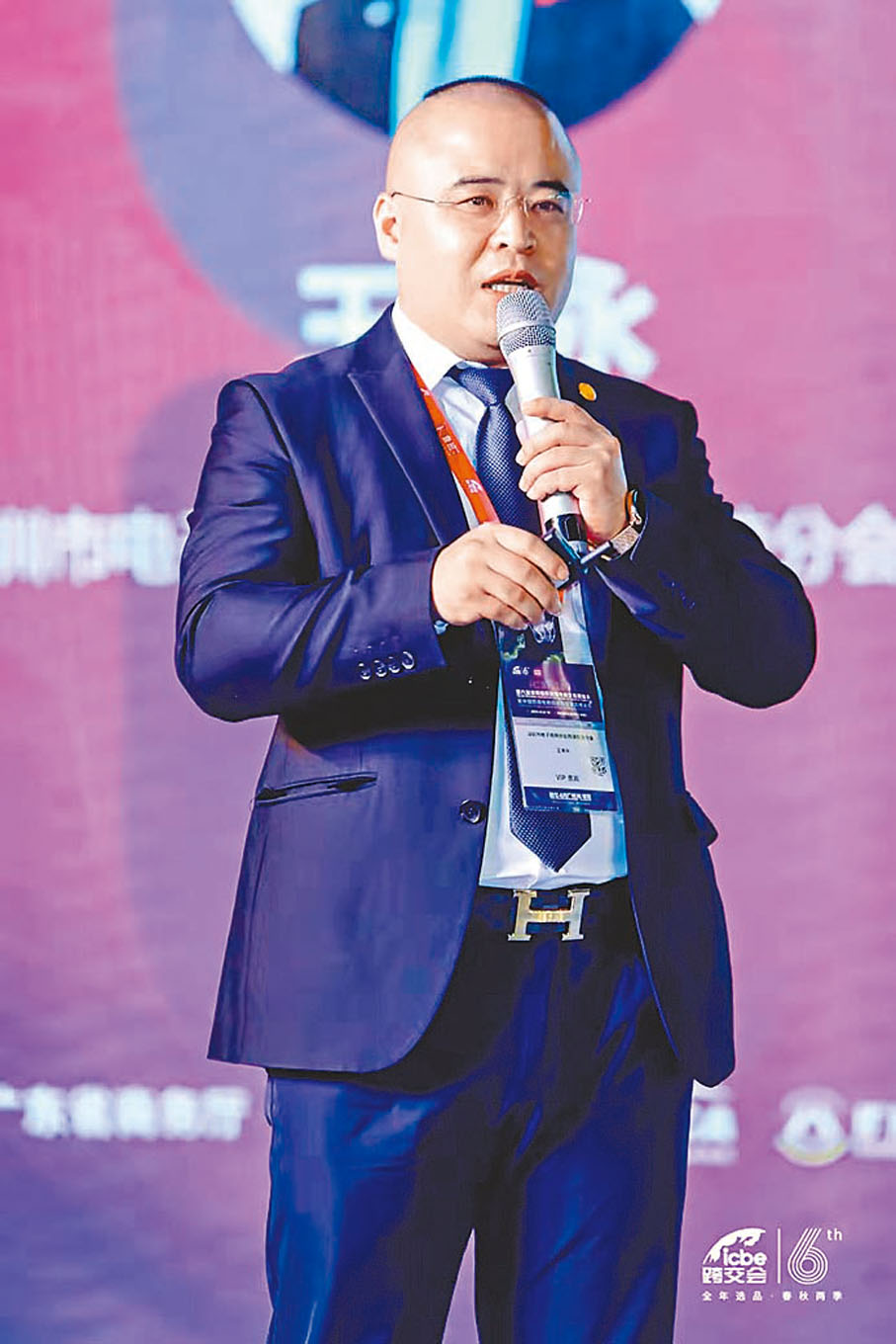 廣州拓威天海國際物流副總經理王學永:一些急需出口交貨的企業無奈之下只好付貴運費。