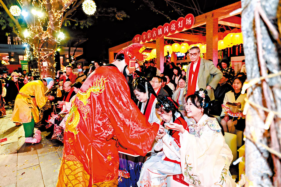 ◆「財神爺」在年俗歡樂節現場派利是。