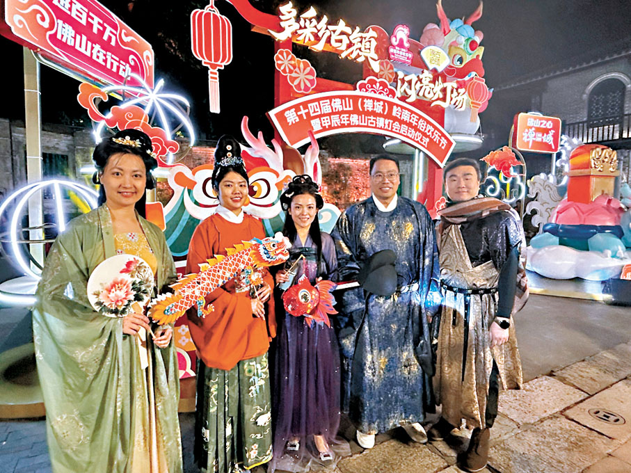 ◆身穿漢服的港人專程來參加佛山年俗歡樂節。