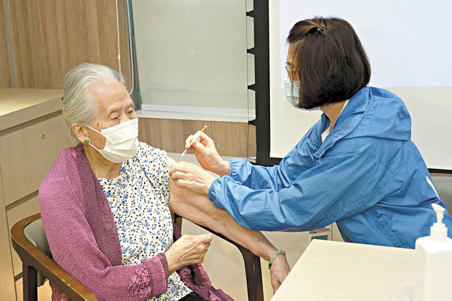 ◆孔繁毅指出，香港已引入新一代XBB新冠疫苗，對JN.1及XBB變異病毒株都有效用。圖為有長者接種新一代XBB新冠疫苗。 資料圖片