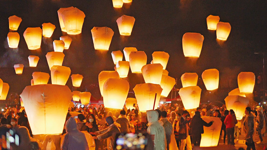 ◆許多人在新北市天溪天燈節放飛祈福天燈。