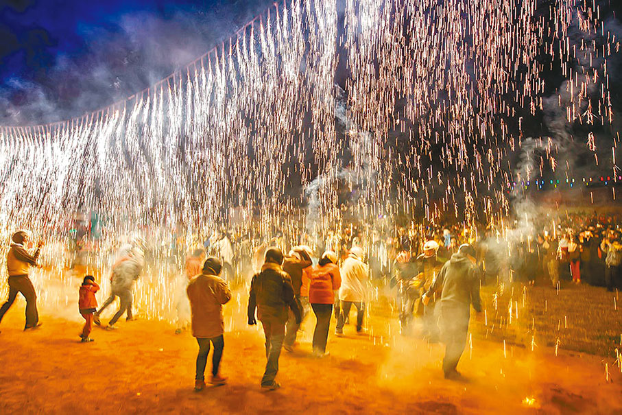 ◆大家全副武裝地感受鹽水蜂炮帶來的刺激。