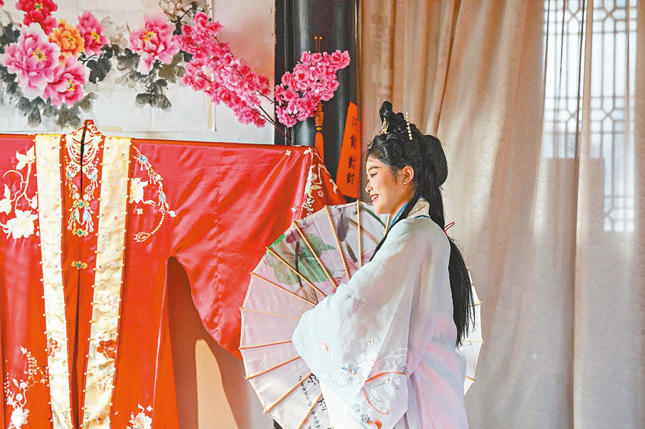 ◆演員王曼在演出中。