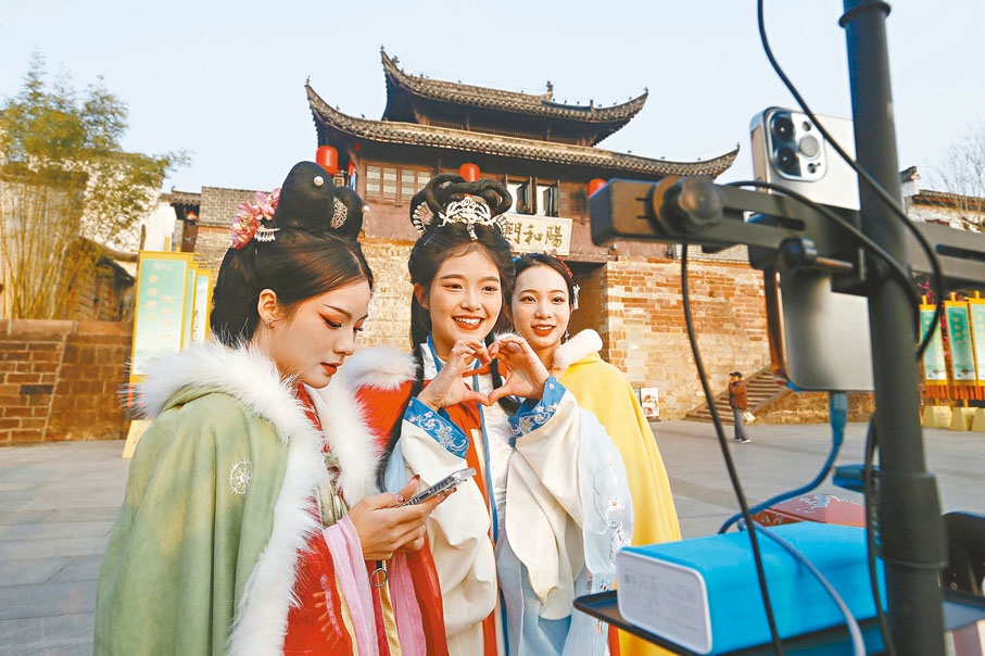 ◆演員在歙縣徽州古城通過社交媒體推廣劇目。