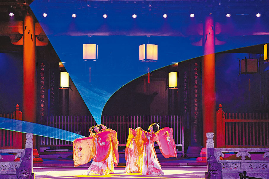 ◆演員們穿着精緻的服裝在徽州古城演出。