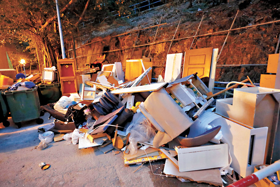 ◆許多市民趁目前能免費棄置垃圾而加緊大掃除，各區街頭角落都見垃圾山。 香港文匯報記者北山彥 攝