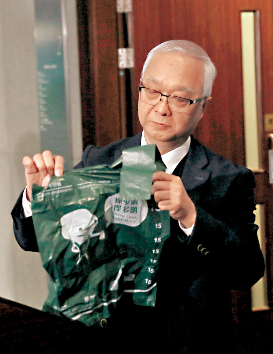 ◆謝展寰親身示範，驗證指定膠袋的質量達標。香港文匯報記者郭木又  攝