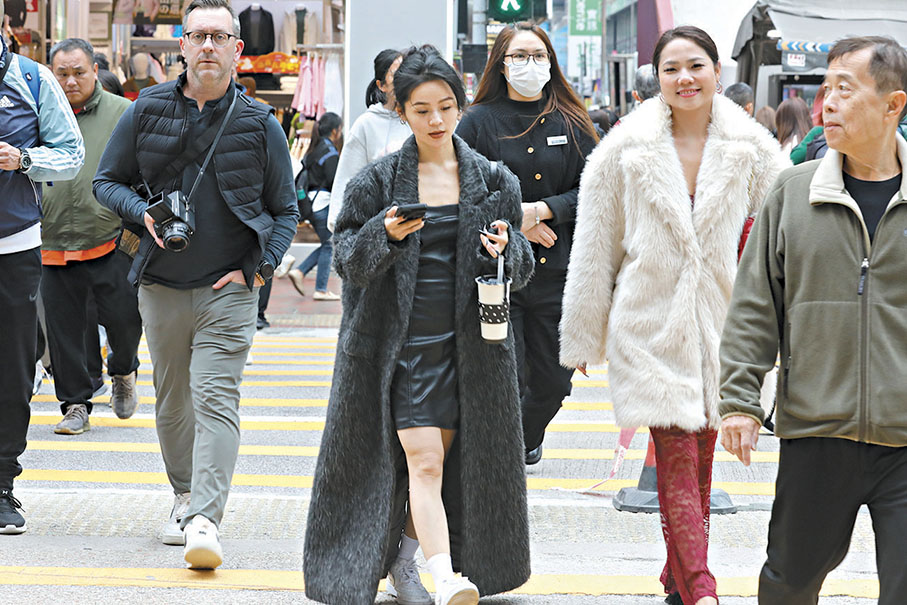 ◆昨日黃昏，街上行人都穿着厚厚的外套。 香港文匯報記者黃艾力  攝