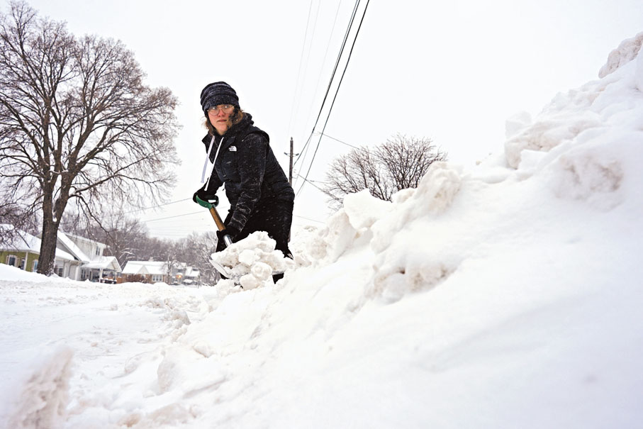 ◆美國廣泛地區受冬季風暴肆虐，有艾奧瓦州居民早起鏟雪。 美聯社