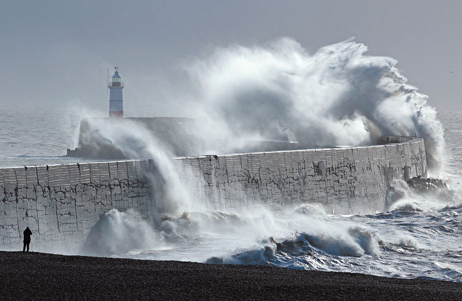 ◆在風暴期間，巨浪衝擊英南部紐黑文港口。  路透社