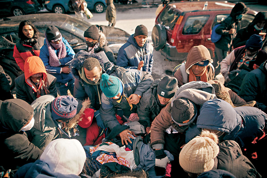 ◆紐約有大批無家者在寒冷天氣下爭相領取分發的食物和衣服。 美聯社