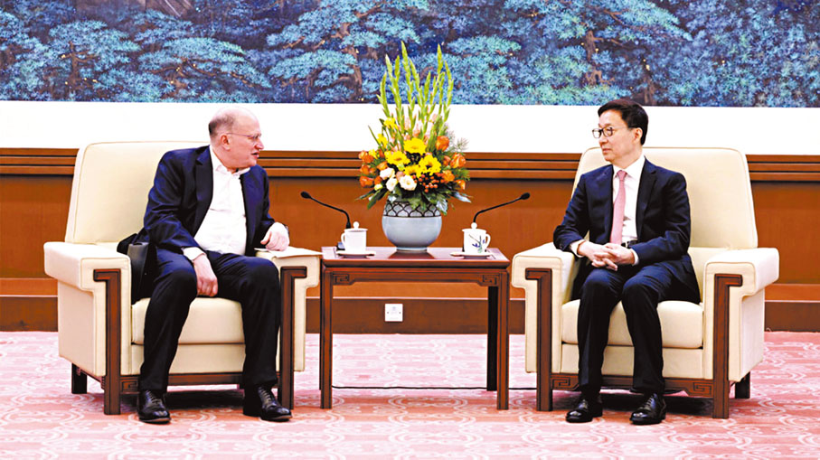 ◆國家副主席韓正（右）在北京會見英國滙豐集團主席杜嘉祺。新華社