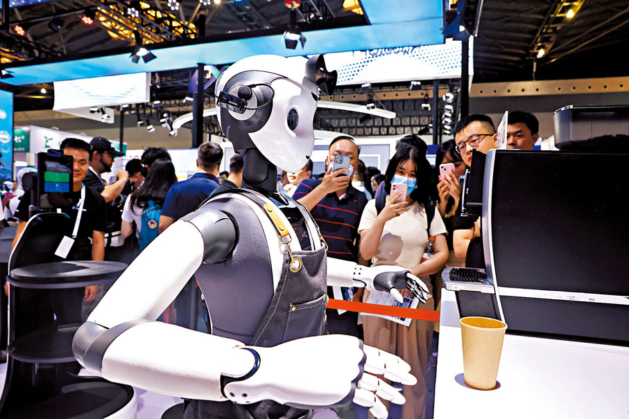 ◆未來，浦東將探索面向全球的前沿技術攻關機制，建設開放創新生態。圖為早前，2023世界人工智能大會（WAIC）在上海舉行，一款服務機器人吸引觀眾眼球。 資料圖片