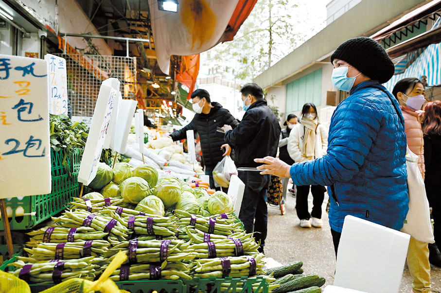 ◆政府統計處公布去年12月整體消費物價指數同比上升2.4%，較去年11月的升幅2.6%為低，主要由於新鮮蔬菜價格下跌所致。圖為香港市民購買蔬菜。 中新社