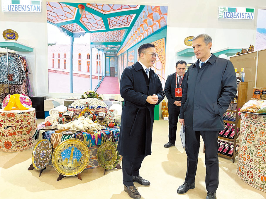 ◆張國鈞（左）參觀烏茲別克斯坦產品展時，與其中一個參展單位的負責人交談。