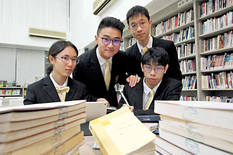 ◆左起：伍芷君、劉灝林、盧思哲及黃健朗一同獲得優異獎。 香港文匯報記者黃艾力  攝